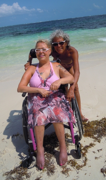 Carole Saint-Laurent et son accompagnatrice en 2017 sur une plage au Mexique