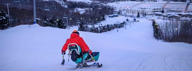 Homme faisant du ski adapté au Québec