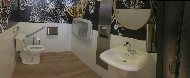 Toilette accessible à cabinet unique