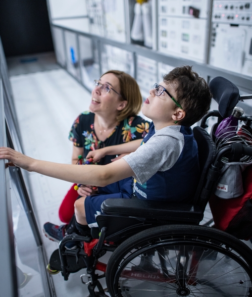 Enfant handicapé au centre des sciences