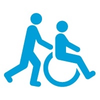 Cote partiellement accessible, personne en fauteuil et accompagnateur