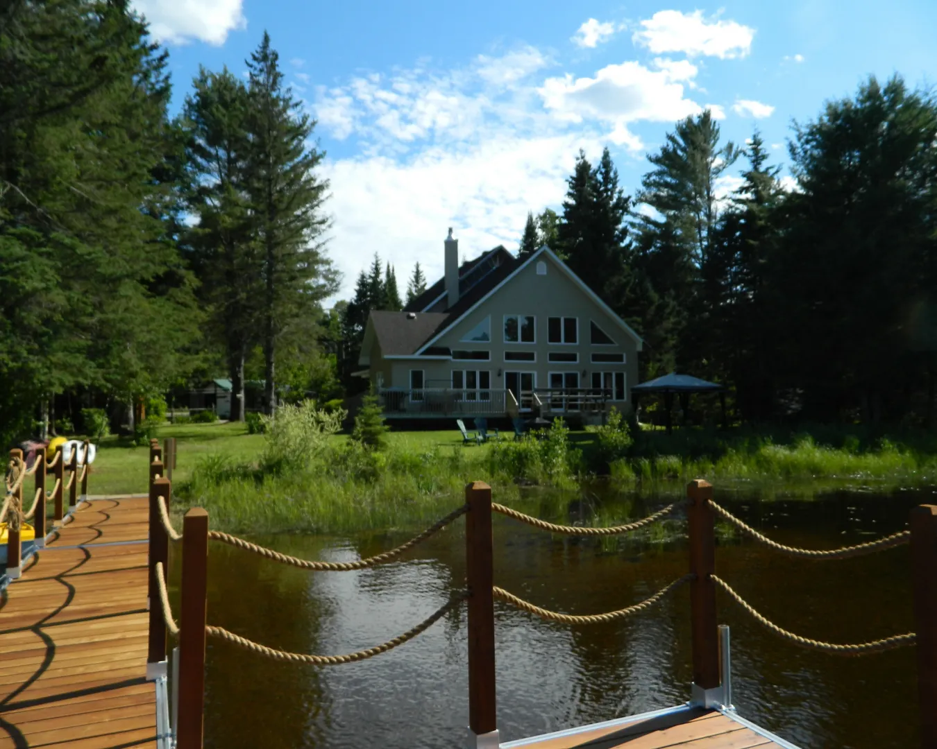 Chalet spacieux au bord de l’eau avec grande terrasse et ponton. Environnement boisé et accès direct au lac.