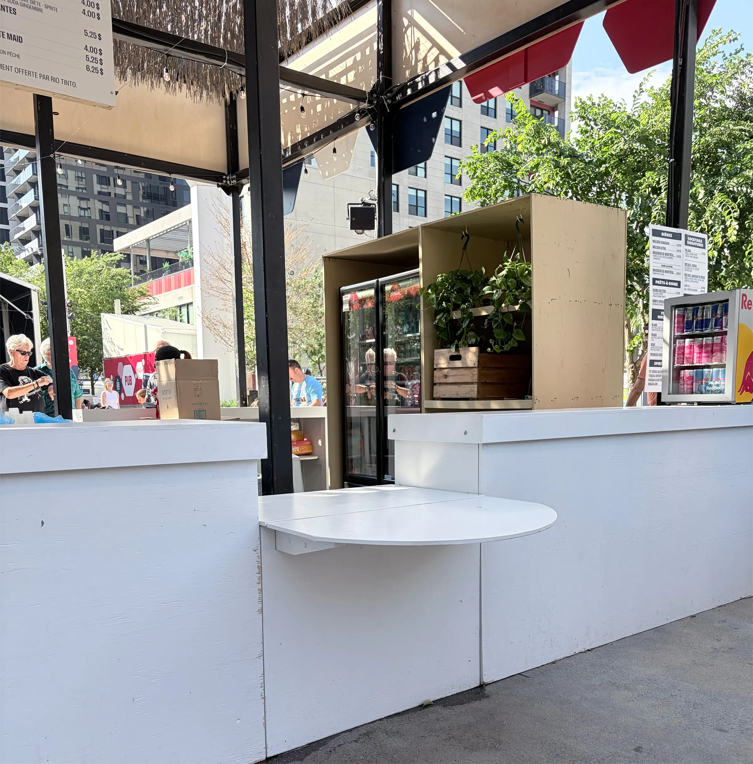 Comptoir de service extérieur avec une section abaissée et dégagée.