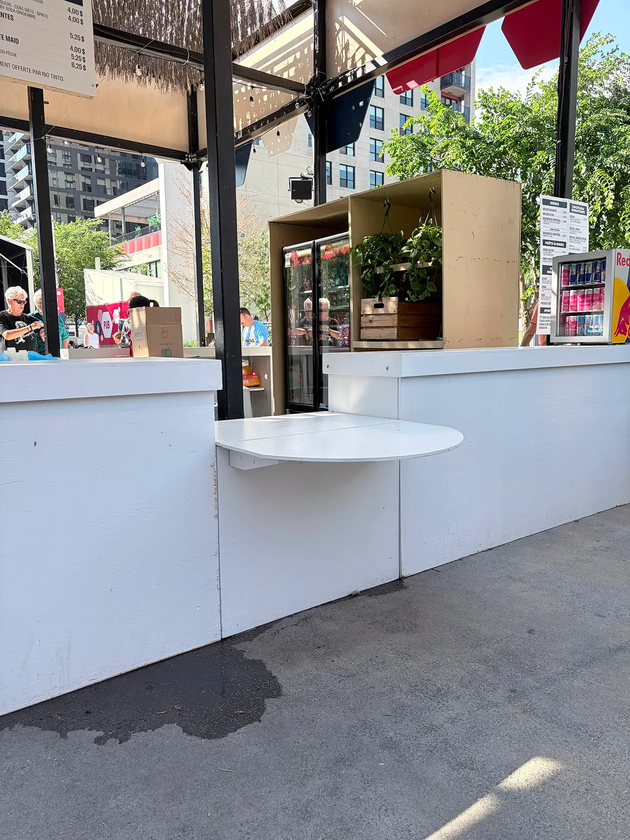 Comptoir de service extérieur avec une section abaissée et dégagée.