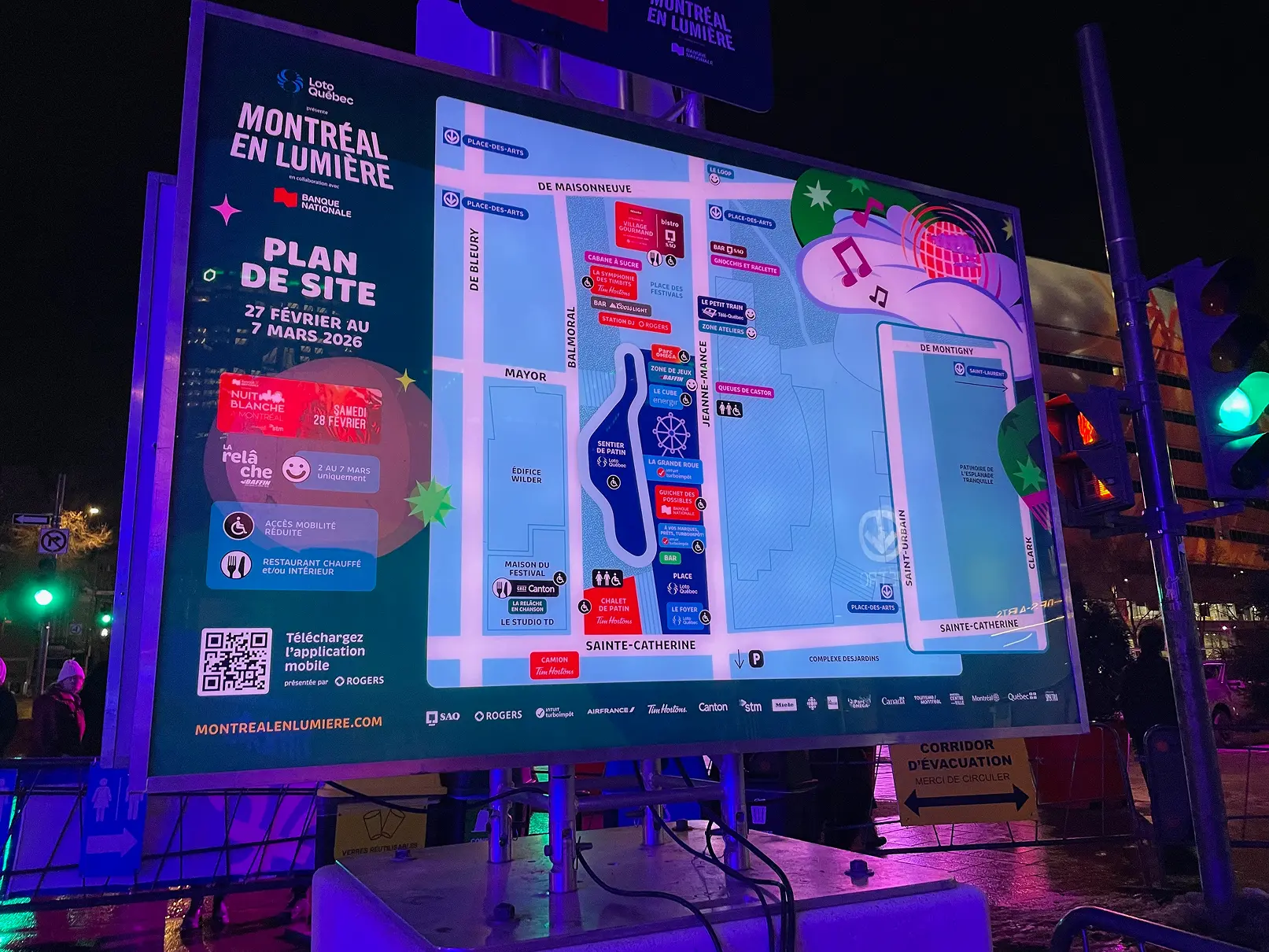 Grand panneau lumineux présentant le plan du site de Montréal en lumière, avec les principales zones, services et accès pour les personnes en situation de handicap.