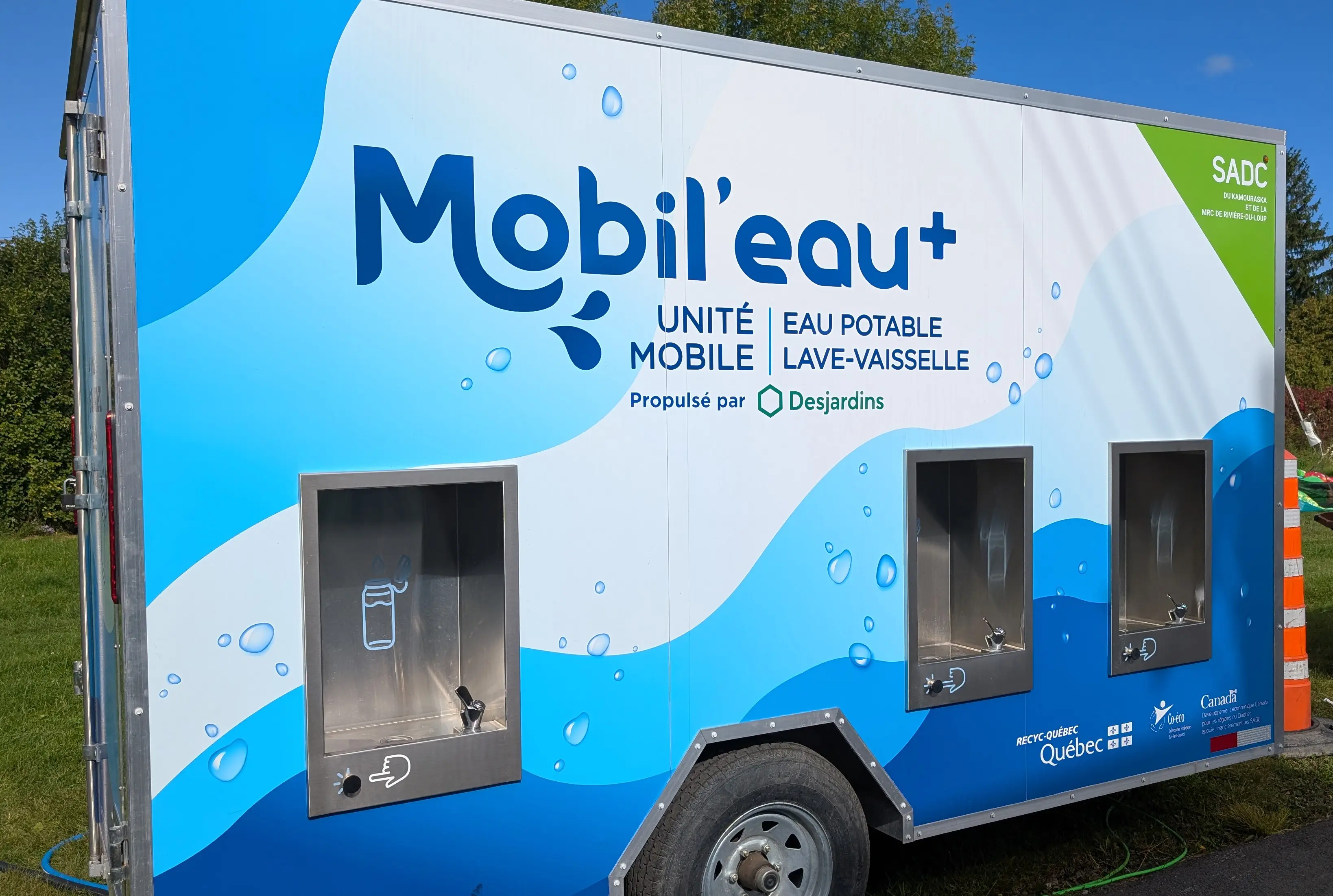 Station mobile d’eau potable avec trois points de remplissage situés à différentes hauteurs