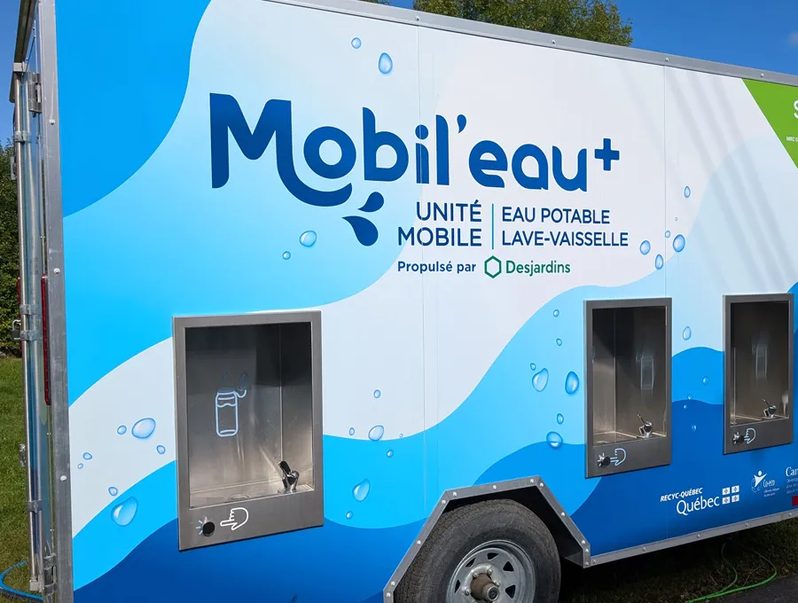 Station mobile d’eau potable avec trois points de remplissage situés à différentes hauteurs