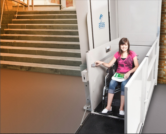 Plateforme élévatrice accueillant une personne en fauteuil roulant