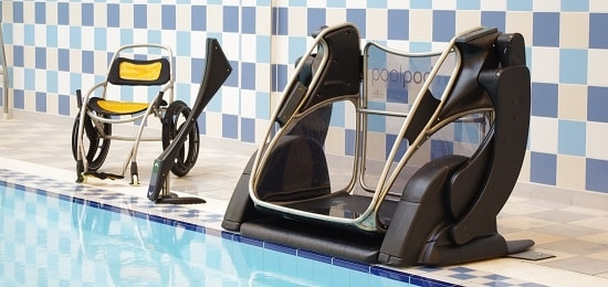Plateforme élévatrice aquatique et son fauteuil roulant imperméable sur le bord d'une piscine