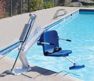 Lève-personne motorisé en plastique rigide. Banc et dossier connectés à une pôle en métal.