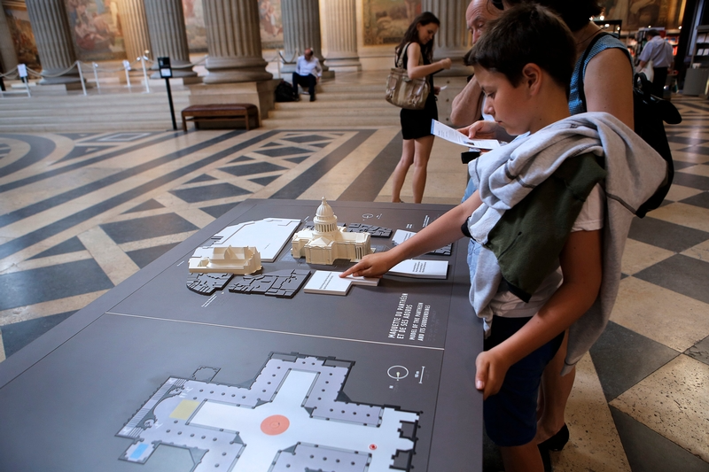 Enfant explorant la maquette tactile du Panthéon