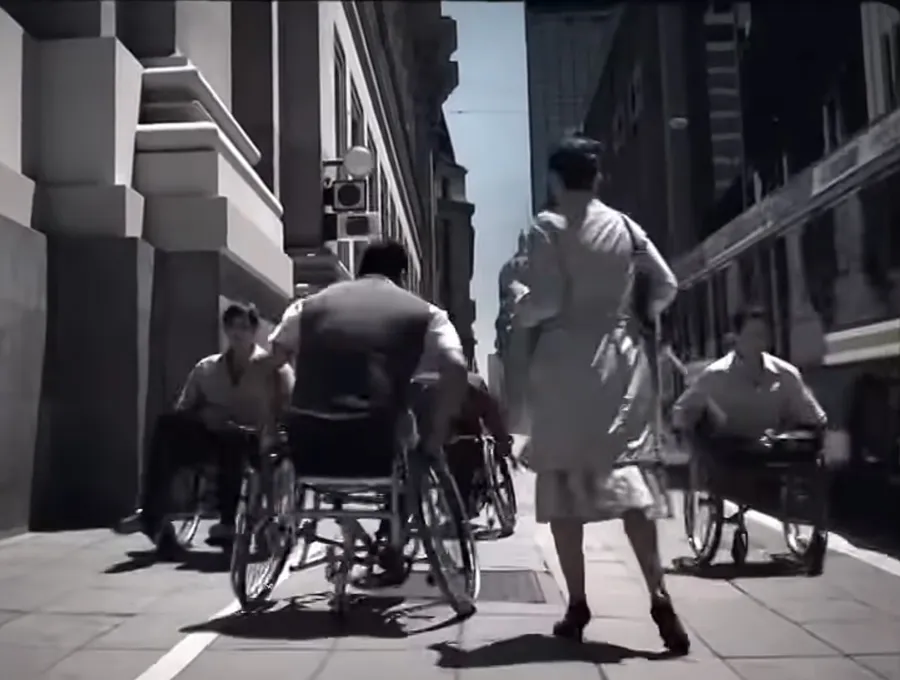 Publicité d'EDF en anglais qui imagine un monde conçu pour les personnes en situation de handicap.