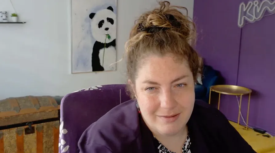 Entrevue avec Kim, personne sourde avec un appareil auditif.