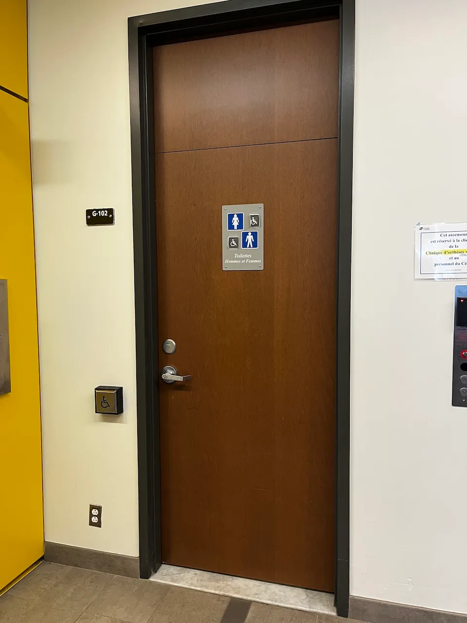 Universal restroom - entrance