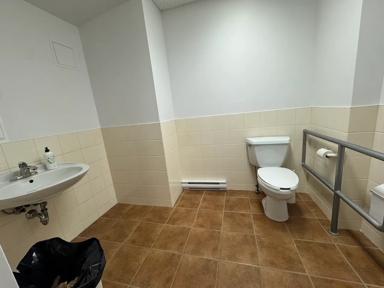 Universal bathroom - Ground floor