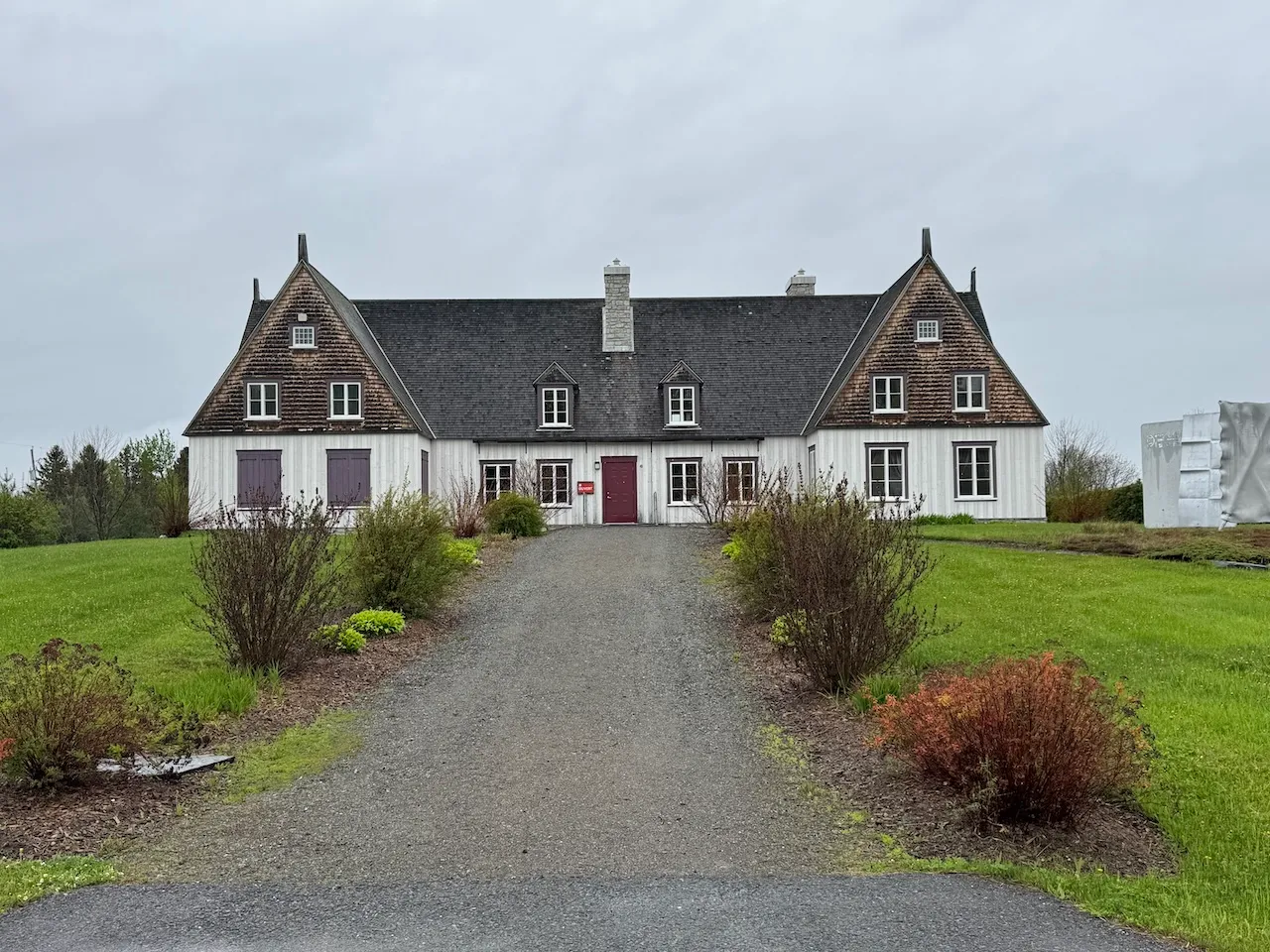 Sloped driveway in front of the building (loading area available)