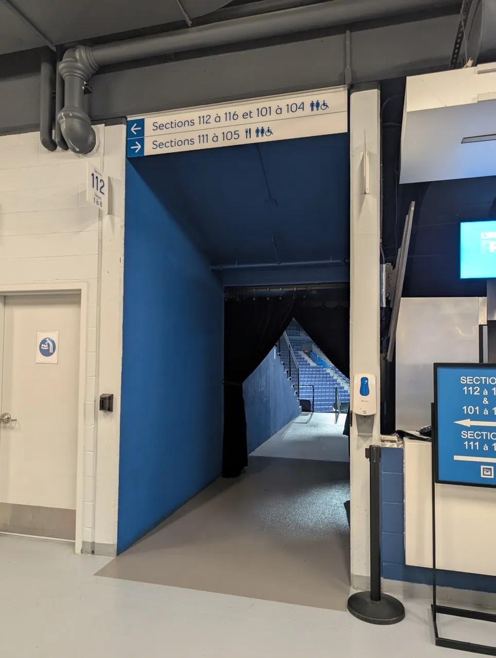 Entrée de l'amphithéâtre section 112