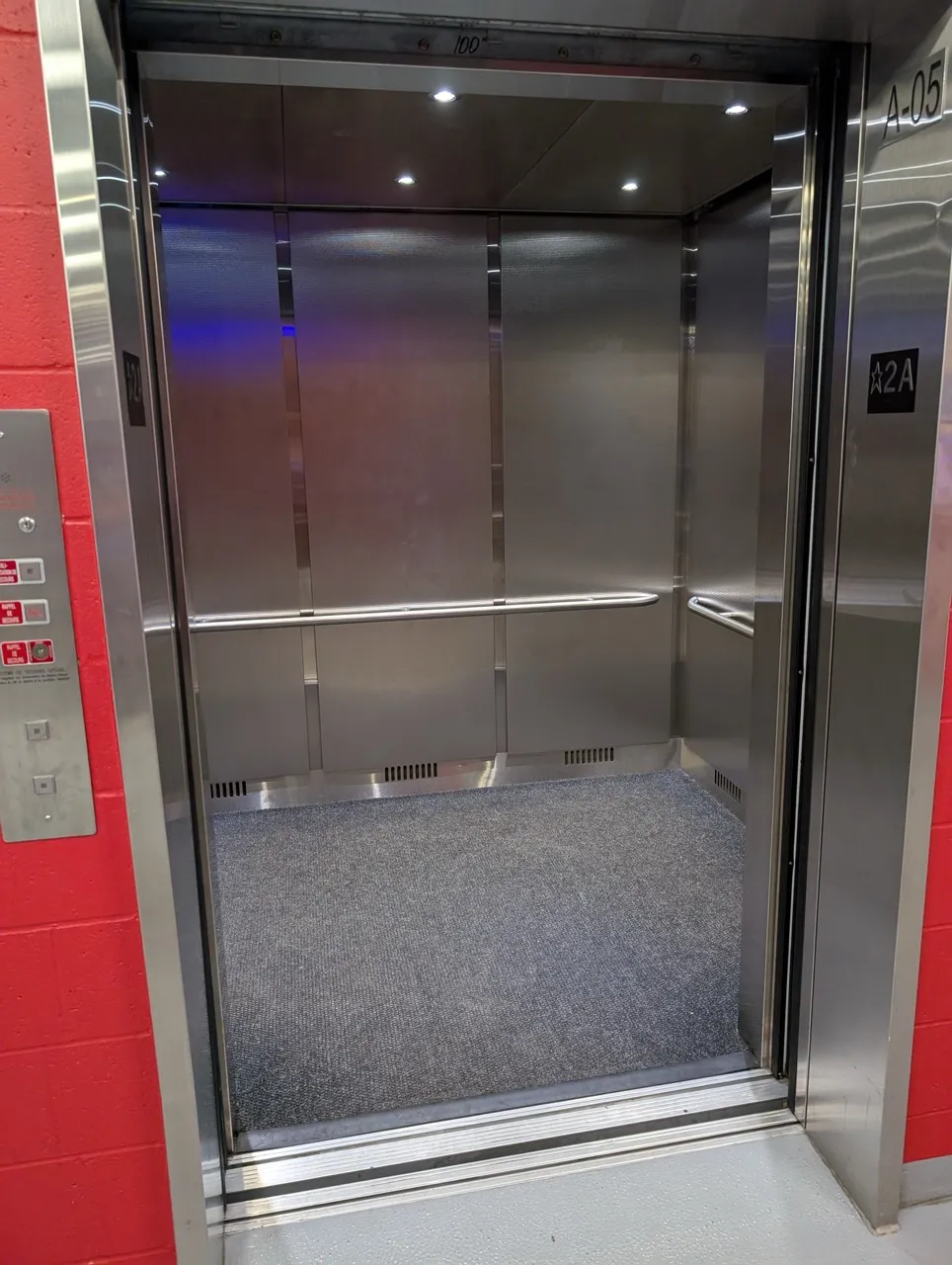 Intérieur de l'ascenseur.