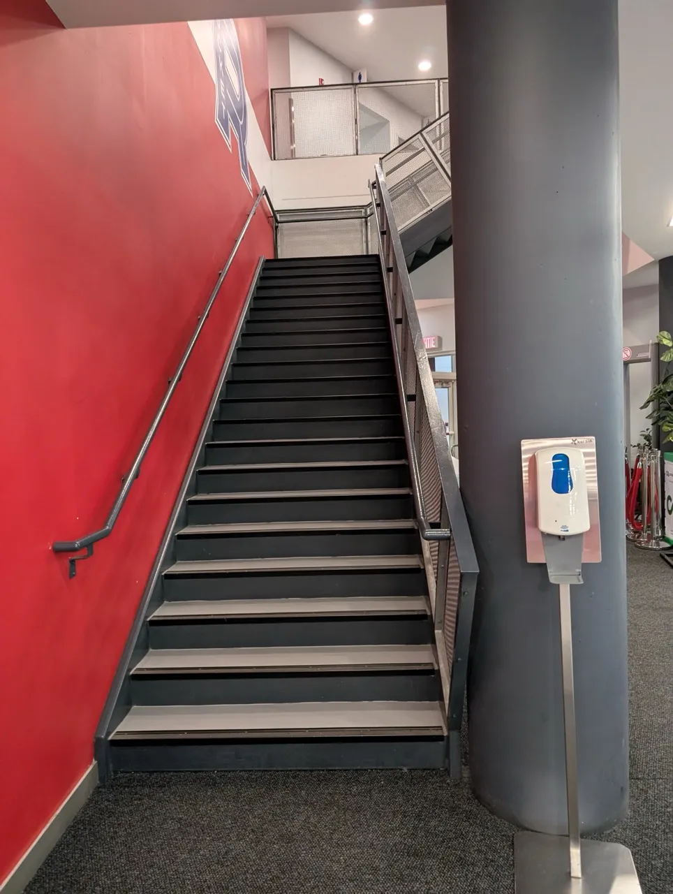 Escalier menant au niveau 200 (loges).