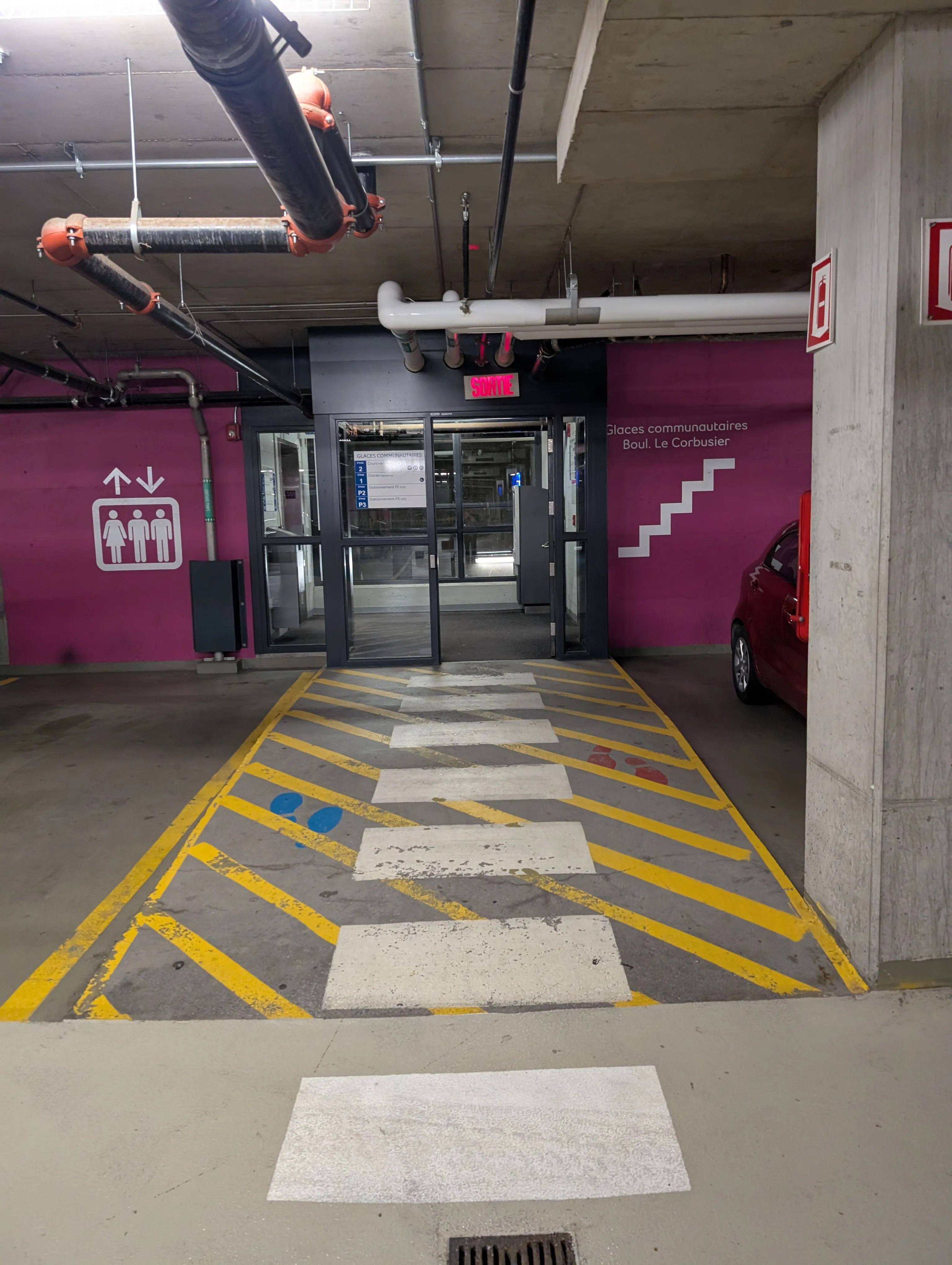 Allée de circulation piétonne dans le stationnement menant à l'ascenseur