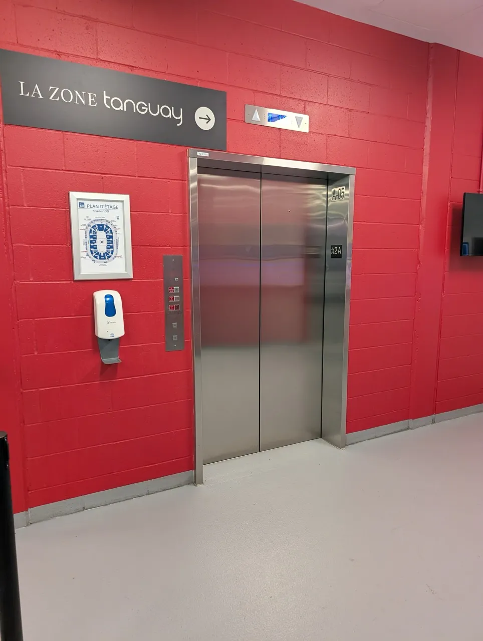 Ascenseur menant au niveau 200 (loges).