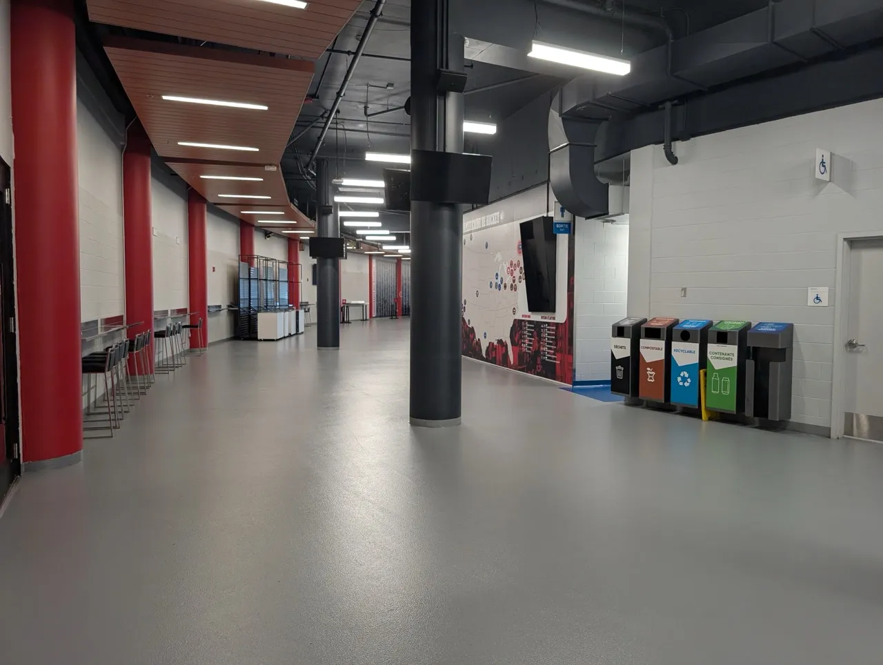 Couloir de circulation intérieur menant vers les différentes sections de 114 à 105.