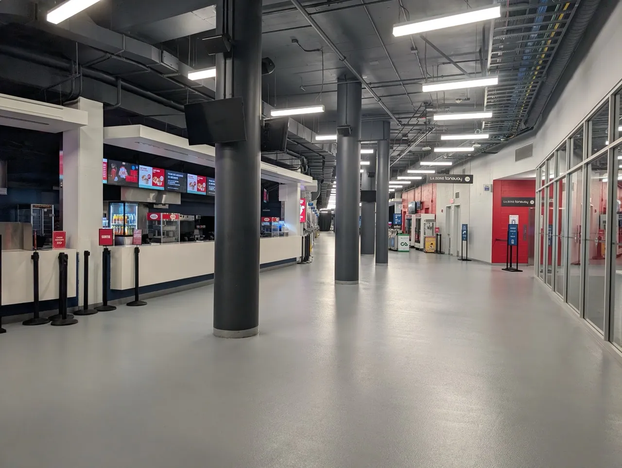 Couloir de circulation intérieur menant vers les différentes sections de 112 à 105.