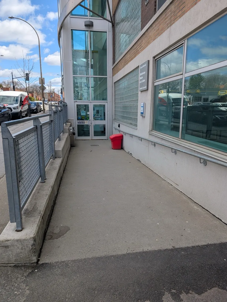 Allée menant à l'entrée
