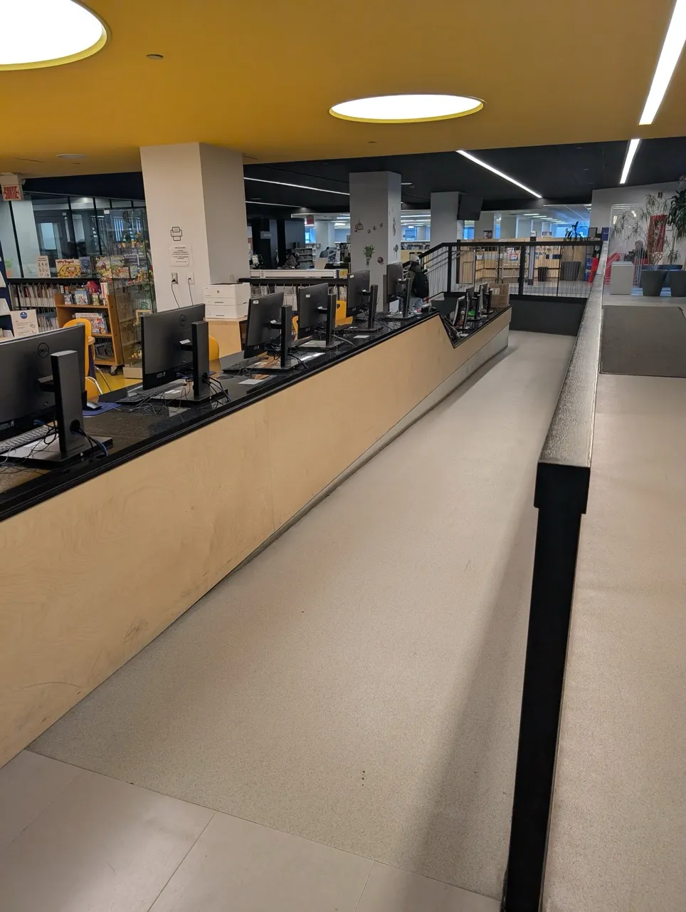 Rampe d'accès fixe intérieure vers la section adultes