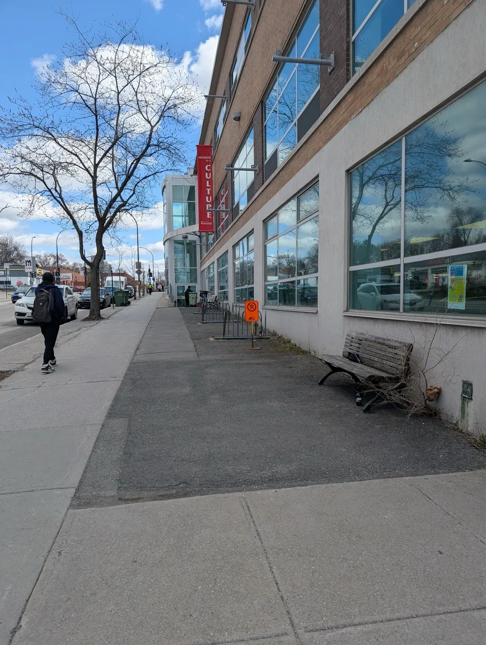 Allée entre le stationnement et l'entrée