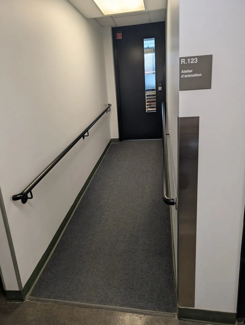 Allée en pente raide menant à la salle d'animation