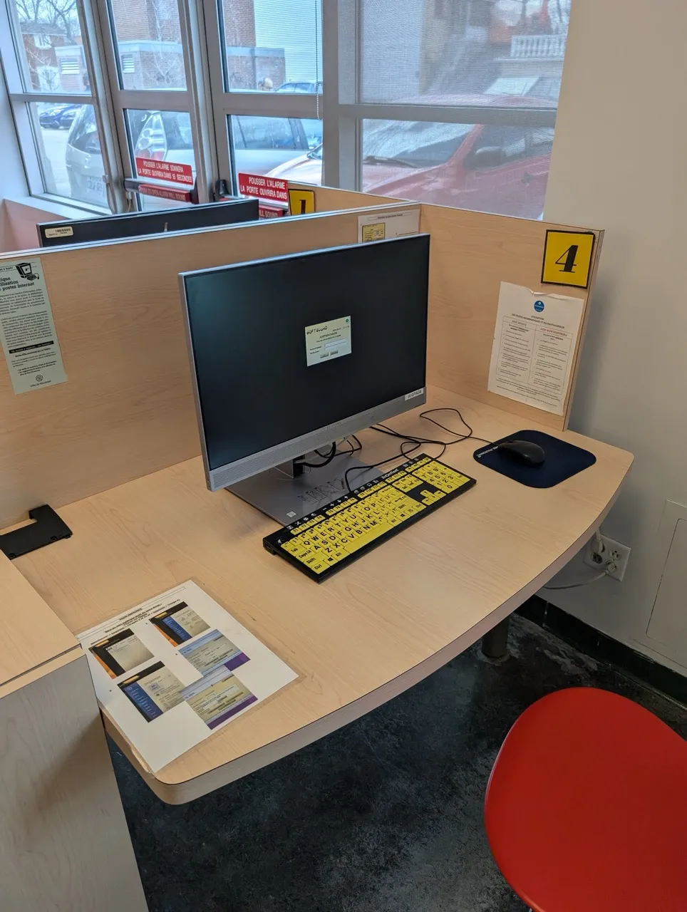 Poste informatique avec clavier gros caractères