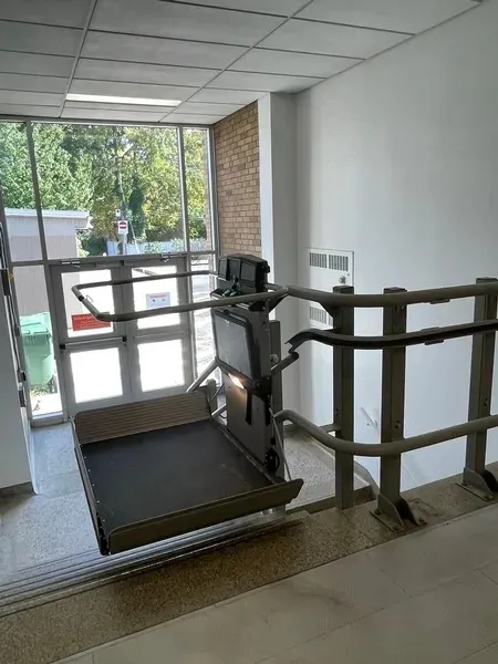 Staircase equipped with a stairlift