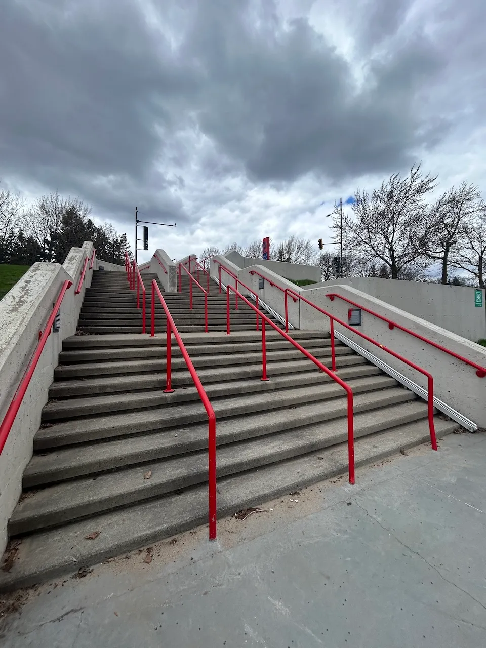 Accès face au skatepark Vans