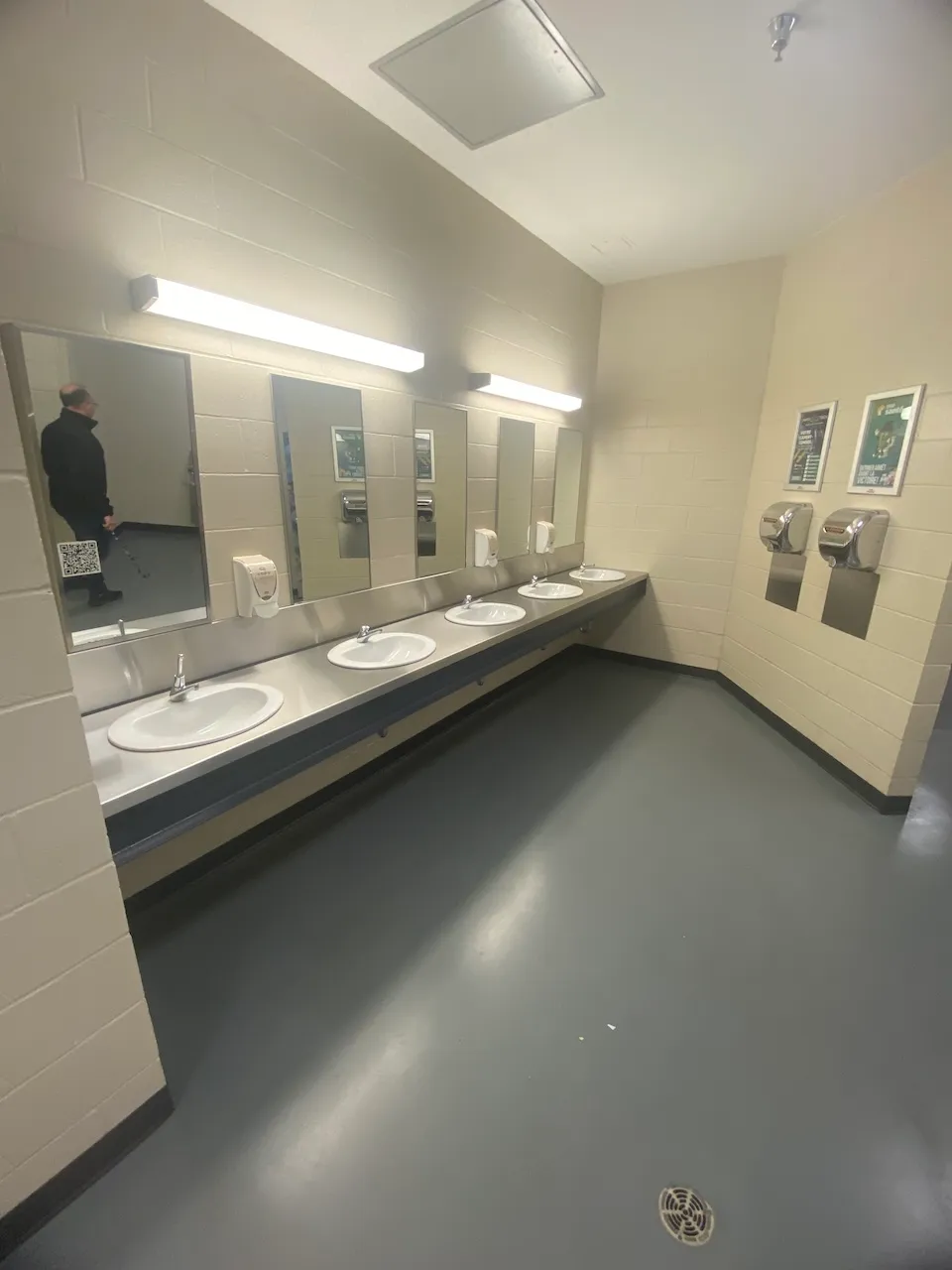Lavabo - salle de toilettes des femmes