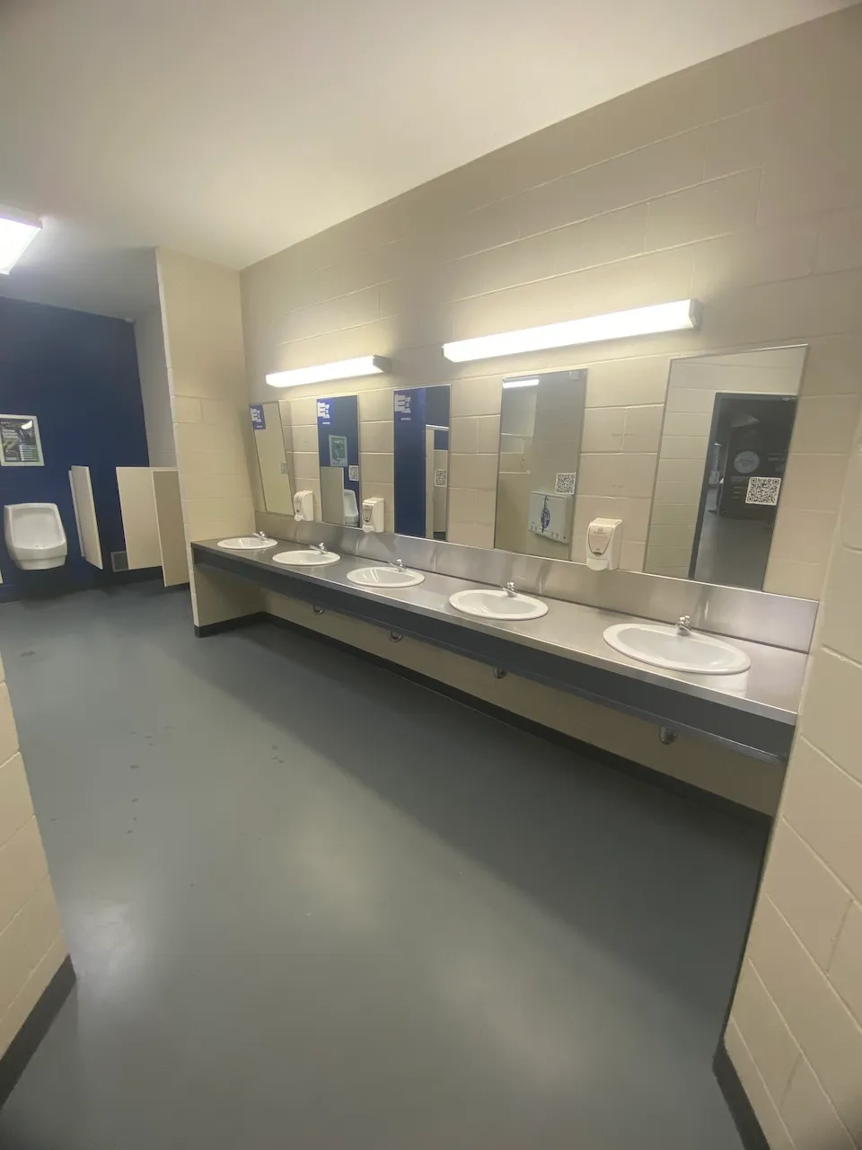 Lavabo - salle de toilettes des hommes