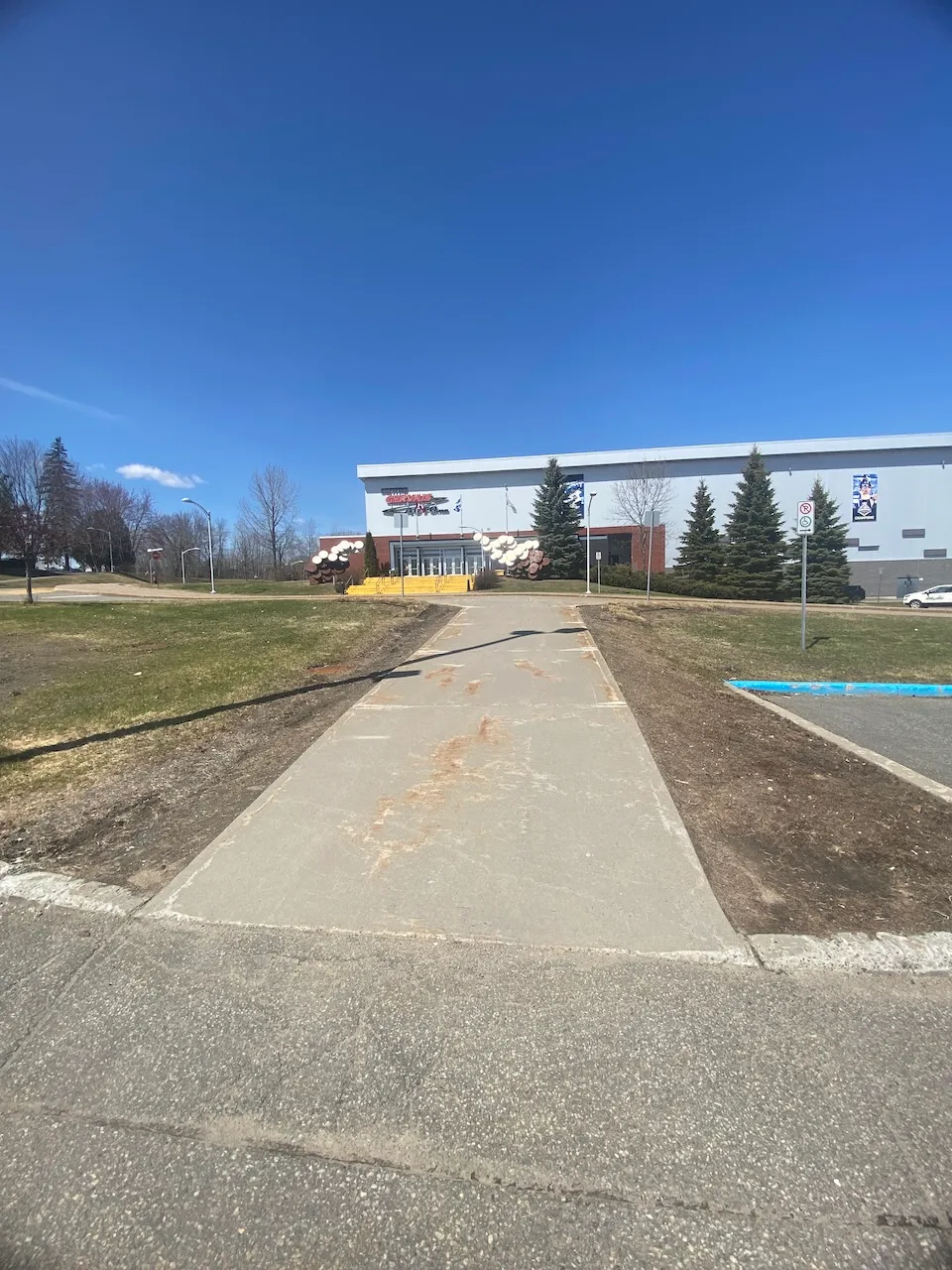 Accès à l’entrée depuis les espaces de stationnement réservés.