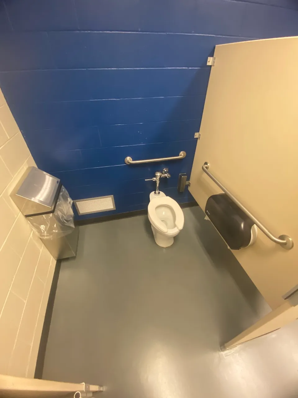 Cabinet de toilette - salle de toilettes des hommes