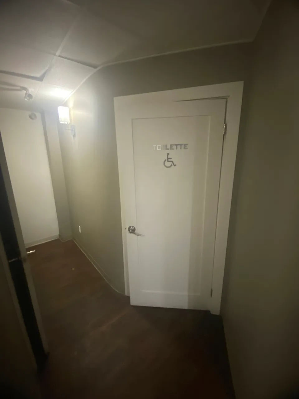 Entrée et signalisation de la salle de toilette universelle