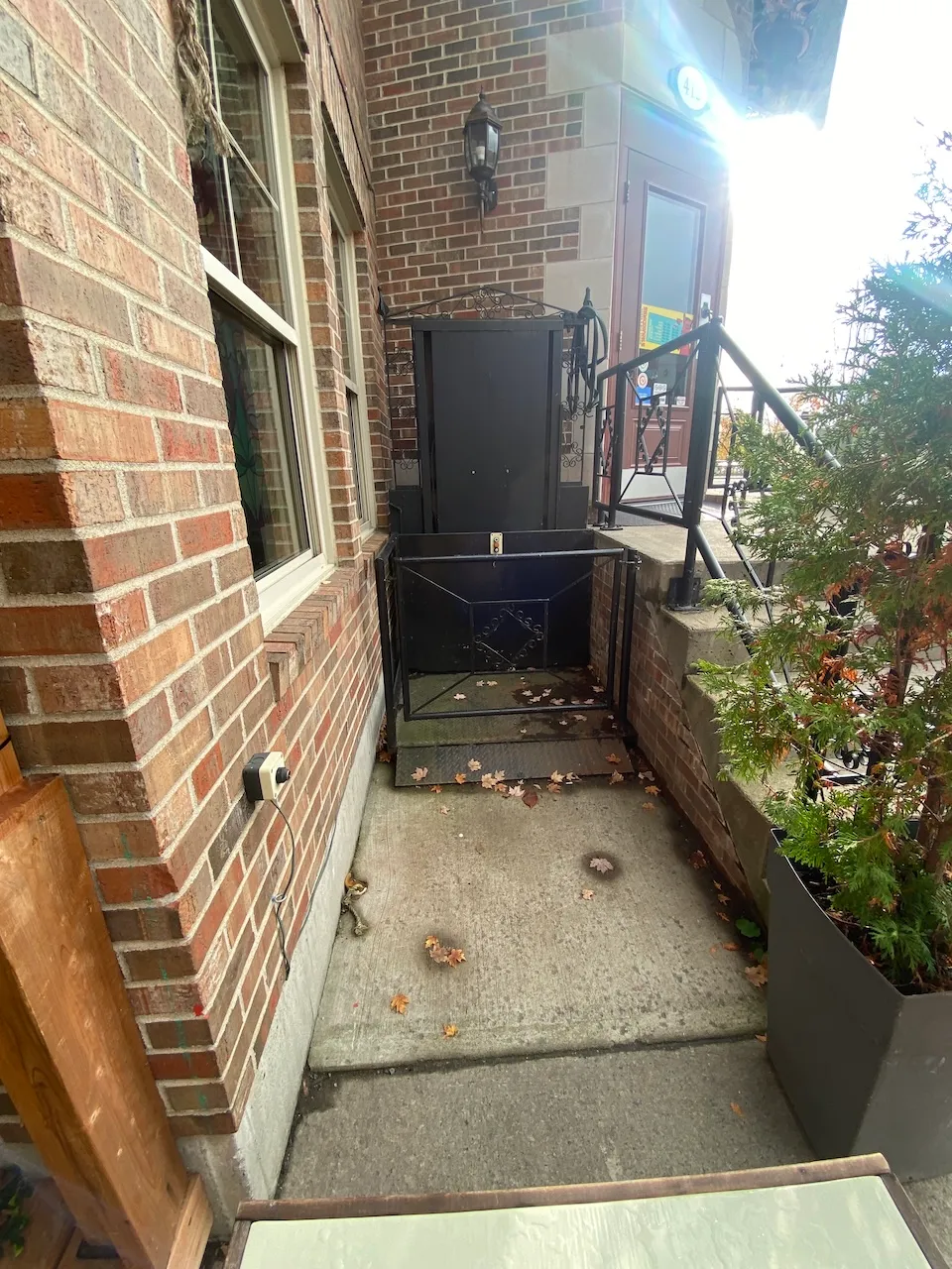 Allée vers la plate-forme élévatrice