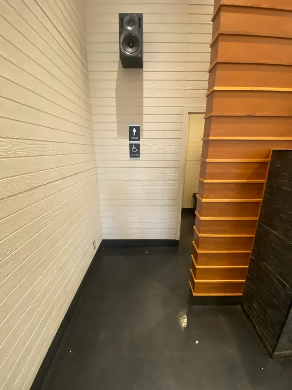 Allée vers les toilettes