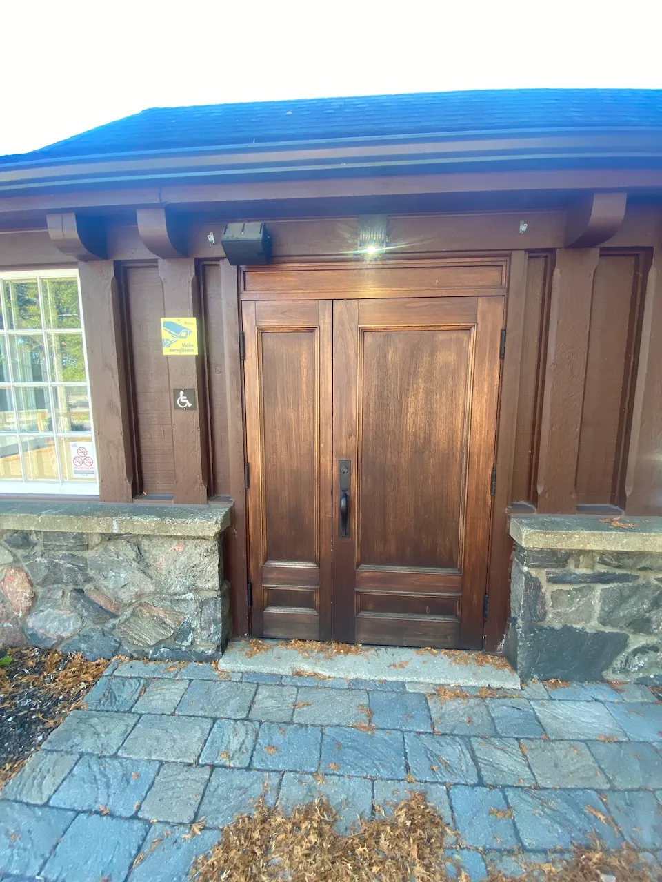 Entrance in front of the establishment