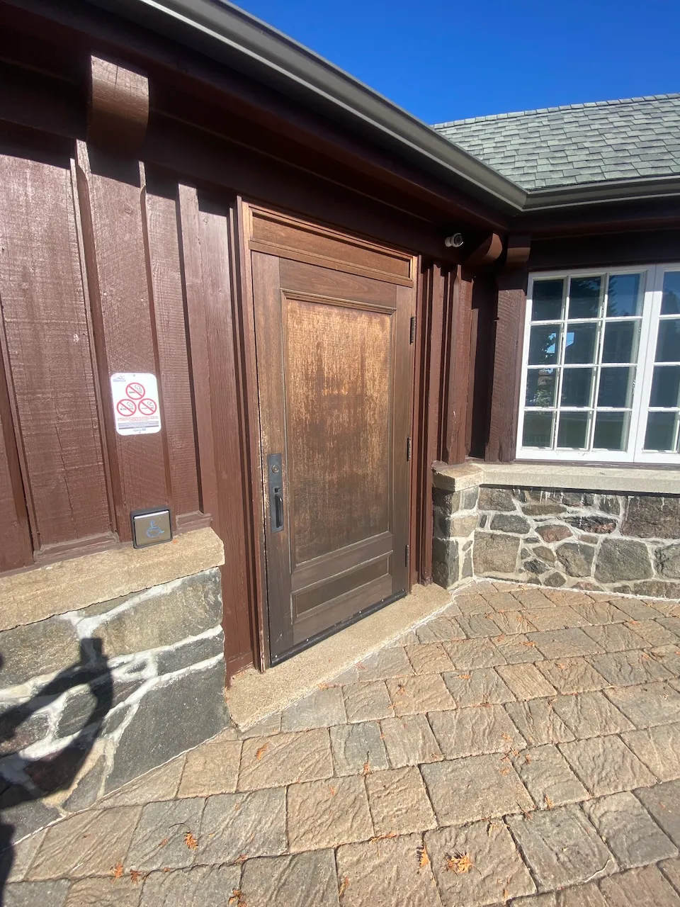 Entrance behind the establishment