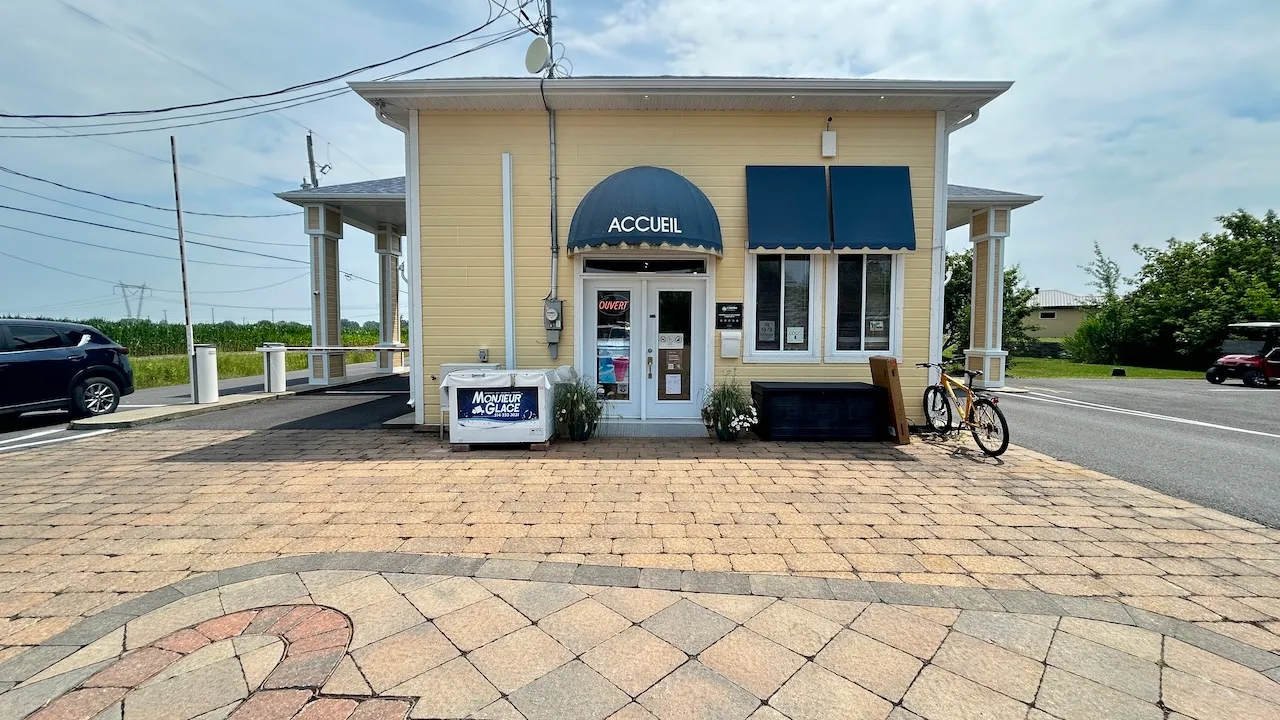 Bureau d'accueil et dépanneur