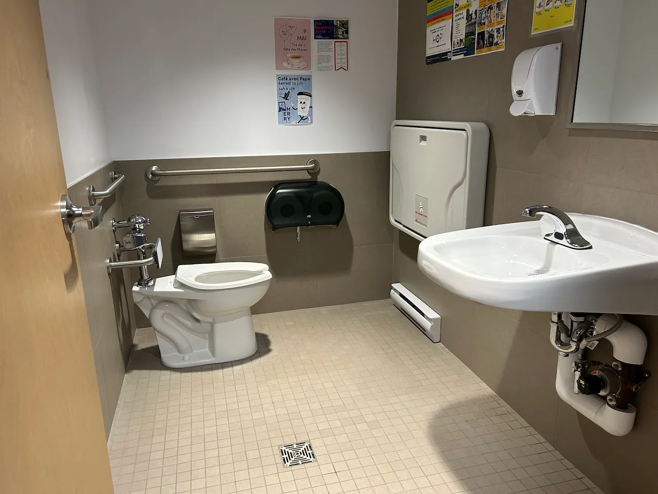 Universal bathroom - Ground floor