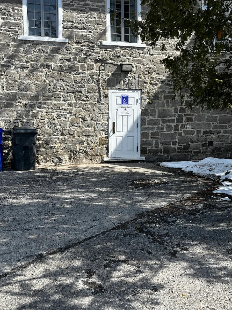 Stationnement réservé - près du bâtiment à gauche de l'entrée