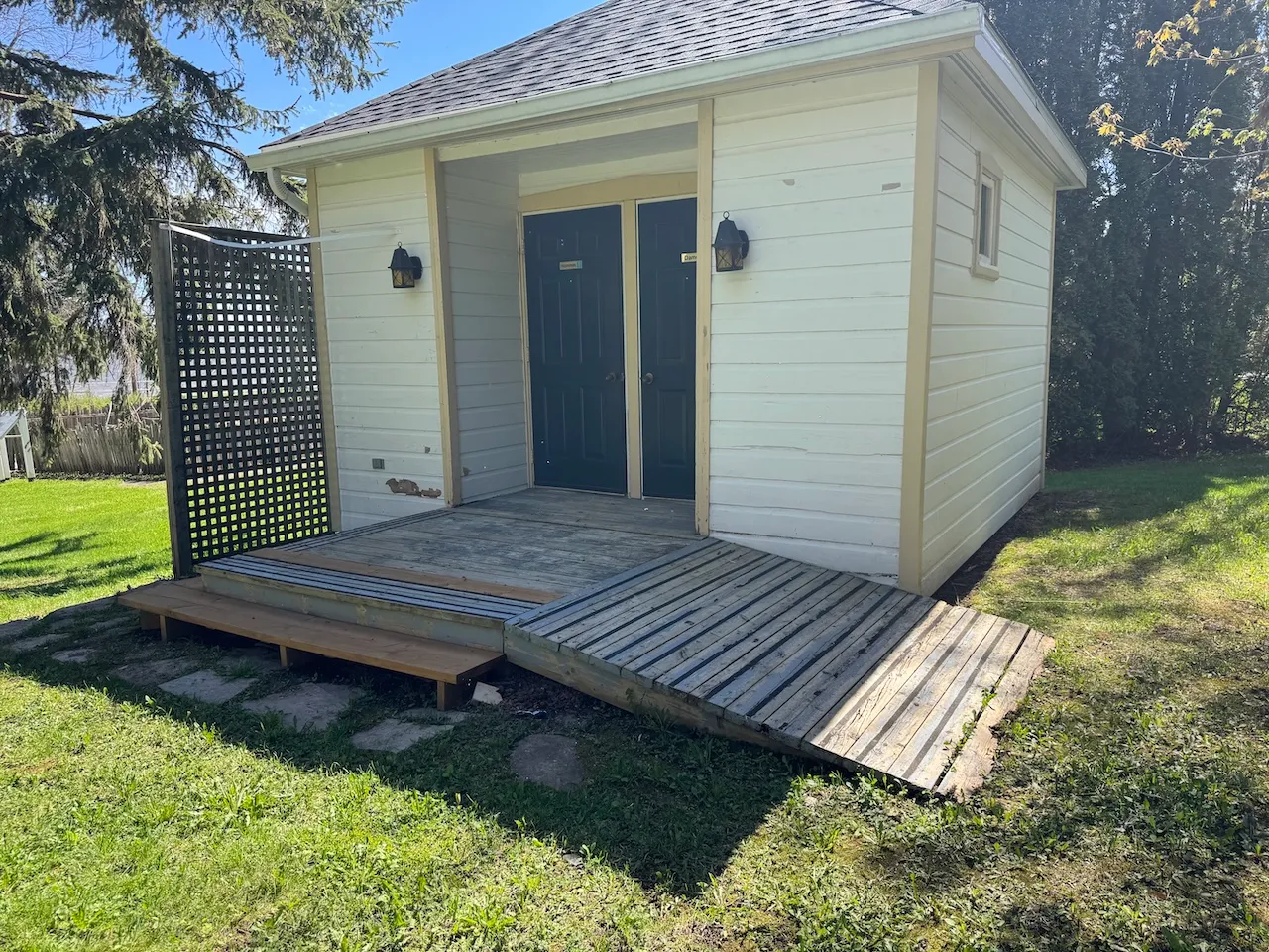 Outdoor restroom building