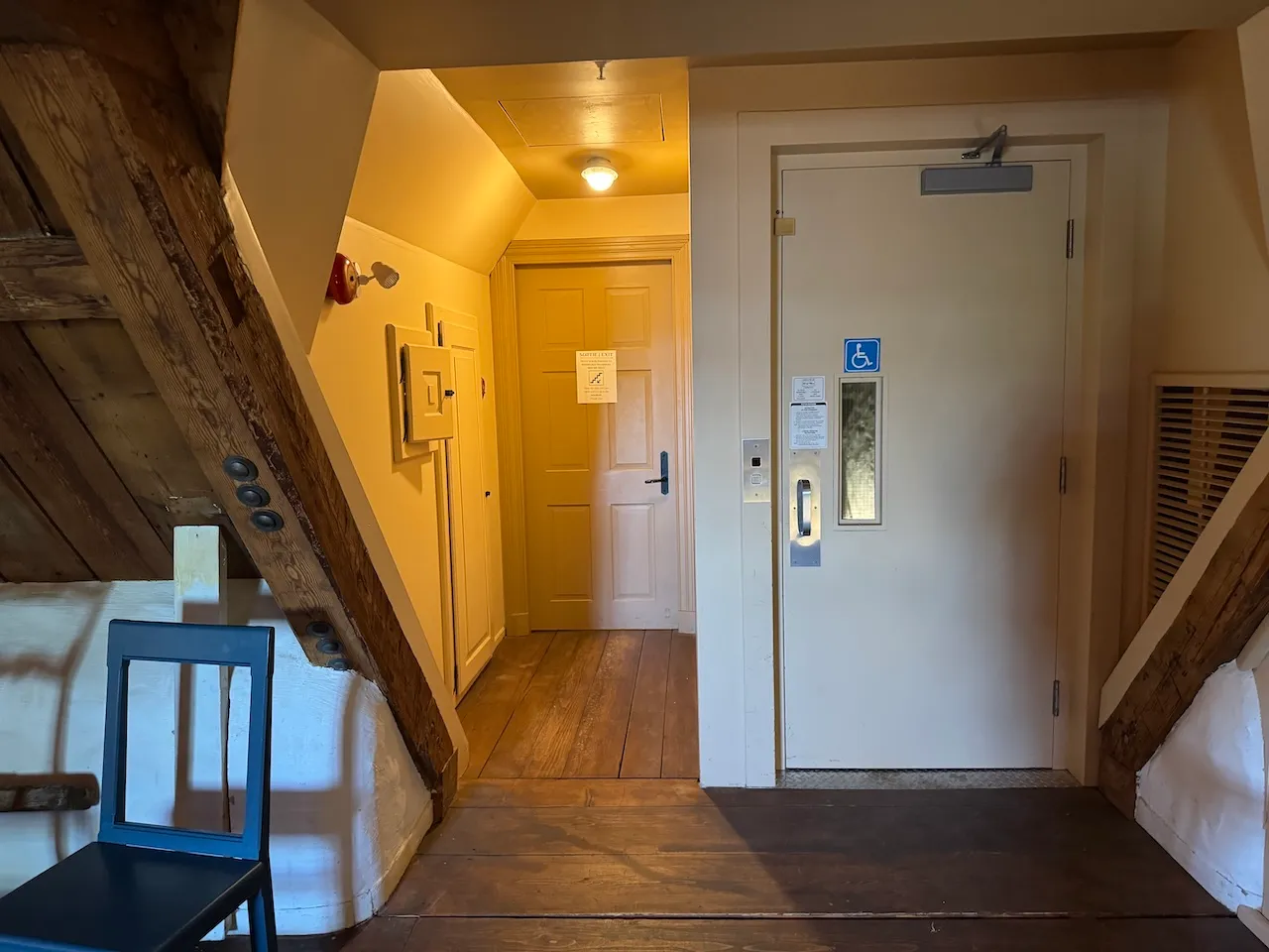 Access to the elevator (freight elevator)