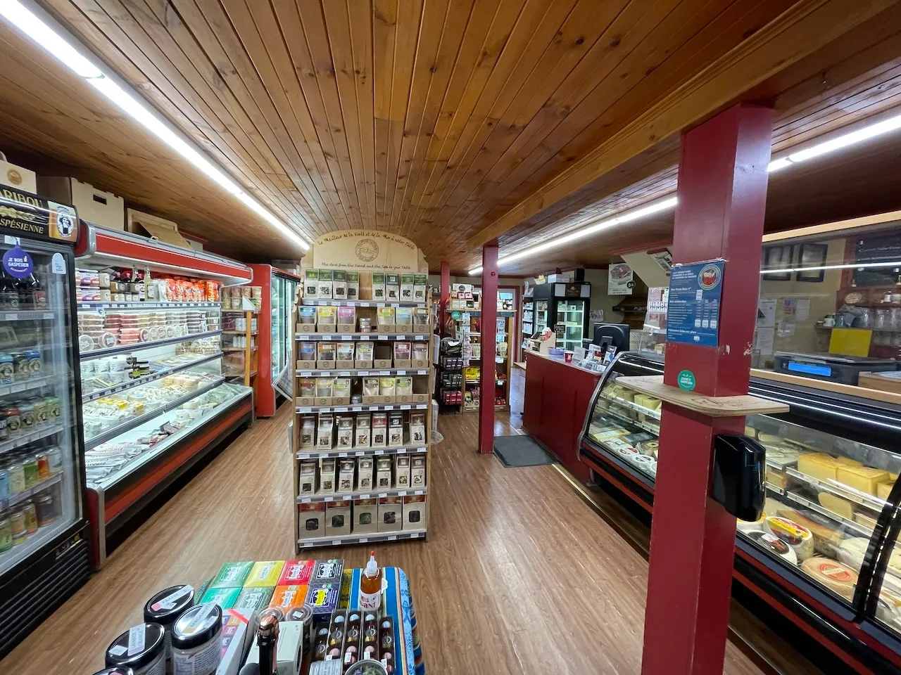 Allées et comptoir-caisse