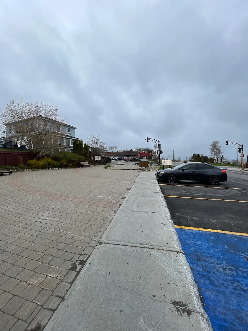 Allée menant du stationnement à la traverse piétonne